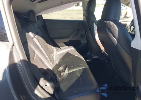 2023 Tesla Model Y Awd/Long Range Dual Motor All-Wheel Drive z USA, uszkodzony, nr VIN 7SAYGDEE7PF905148